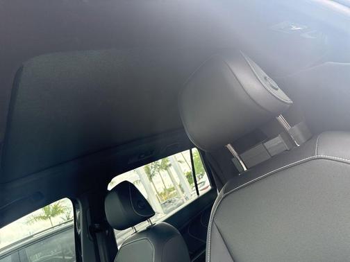 Deep Black Pearl Effect 2023 Volkswagen Tiguan 2.0T SE R-Line Black