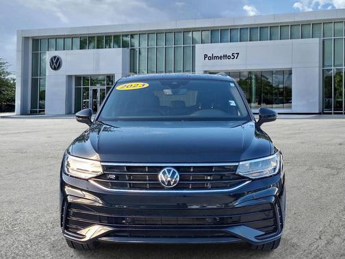 Deep Black Pearl Effect 2023 Volkswagen Tiguan 2.0T SE R-Line Black