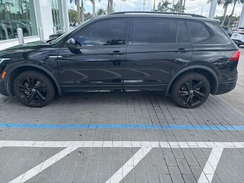 Deep Black Pearl Effect 2023 Volkswagen Tiguan 2.0T SE R-Line Black