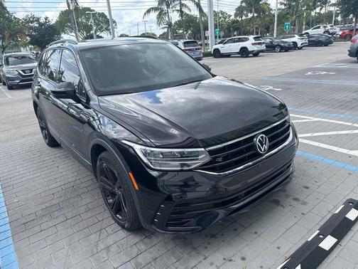 Deep Black Pearl Effect 2023 Volkswagen Tiguan 2.0T SE R-Line Black