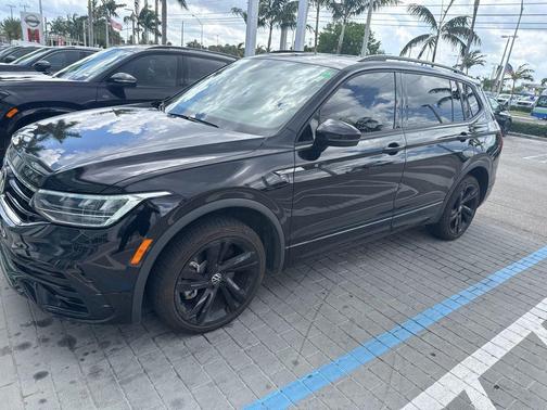 Deep Black Pearl Effect 2023 Volkswagen Tiguan 2.0T SE R-Line Black