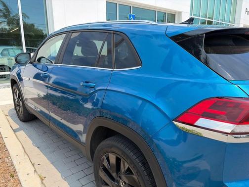 Kingfisher Blue 2024 Volkswagen Atlas Cross Sport 2.0T SE w/Technology