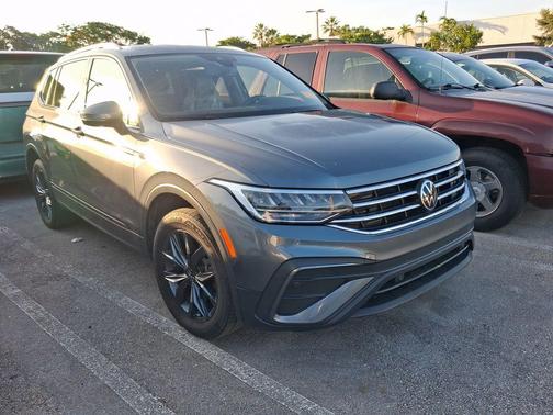 Platinum Gray Metallic 2023 Volkswagen Tiguan 2.0T SE