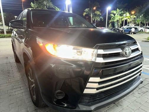 Midnight Black Metallic 2018 Toyota Highlander LE