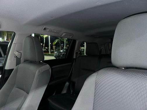 Midnight Black Metallic 2018 Toyota Highlander LE