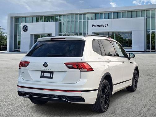 Oryx White Pearl Effect 2022 Volkswagen Tiguan 2.0T SE R-Line Black
