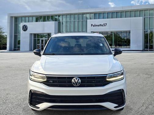 Oryx White Pearl Effect 2022 Volkswagen Tiguan 2.0T SE R-Line Black