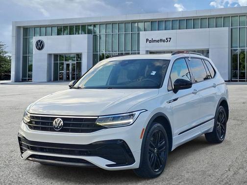 Oryx White Pearl Effect 2022 Volkswagen Tiguan 2.0T SE R-Line Black