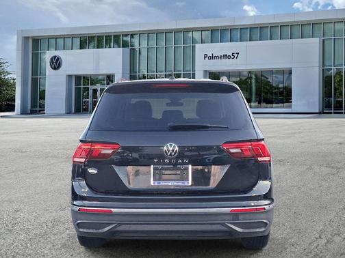 Deep Black Pearl Effect 2024 Volkswagen Tiguan 2.0T S