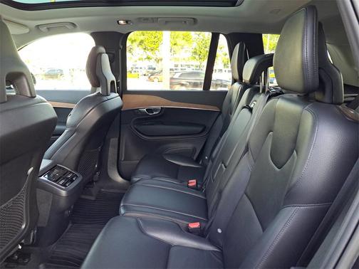 2022 Volvo XC90 T6 Momentum 7 Passenger