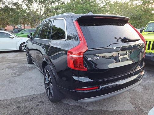 2022 Volvo XC90 T6 Momentum 7 Passenger
