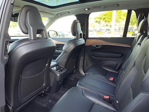 2022 Volvo XC90 T6 Momentum 7 Passenger