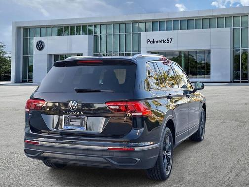 Deep Black Pearl Effect 2024 Volkswagen Tiguan 2.0T SE