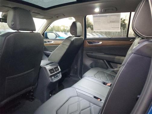 2025 Volkswagen Atlas 2.0T SE w/Technology