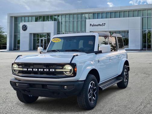 Oxford White 2025 Ford Bronco Outer Banks
