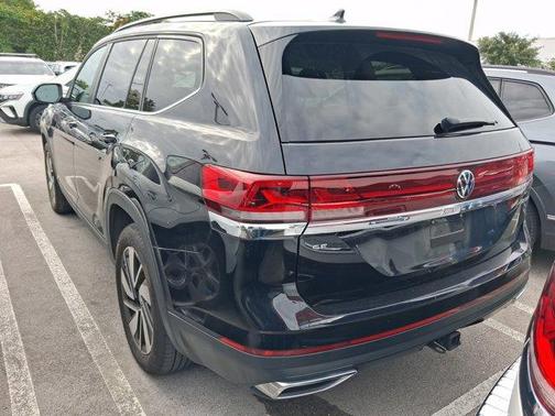 Deep Black Pearl Effect 2024 Volkswagen Atlas 2.0T SE w/Technology