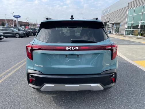 Blue 2024 Kia Seltos EX