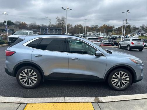 2022 Ford Escape Titanium Hybrid