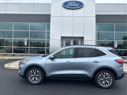 2022 Ford Escape Titanium Hybrid