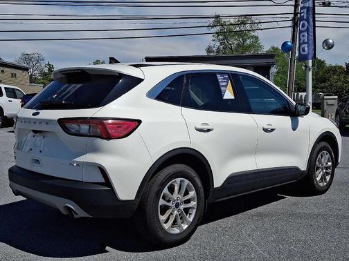 Star White 2022 Ford Escape SE