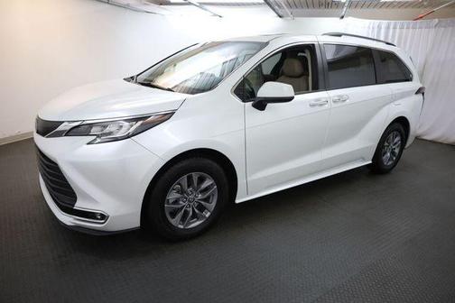 2022 Toyota Sienna XLE