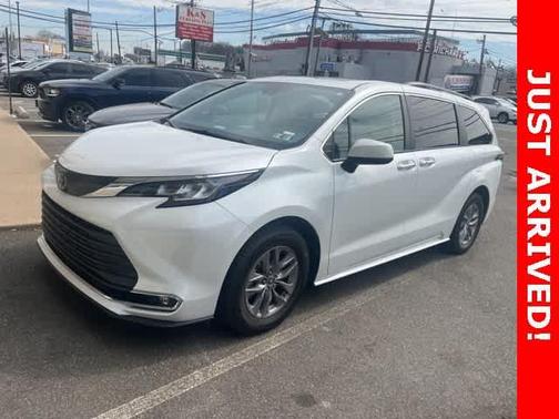2022 Toyota Sienna XLE