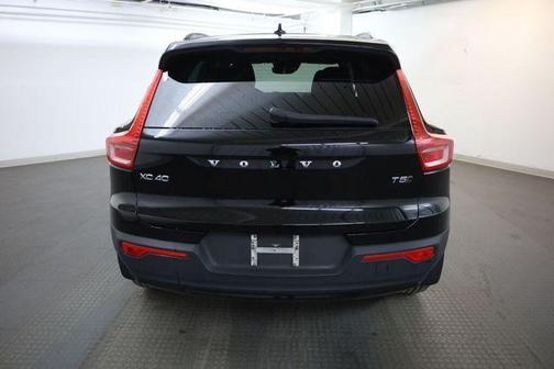 Blackstone 2021 Volvo XC40 T5 R-Design