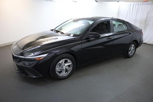Black 2024 Hyundai ELANTRA SE