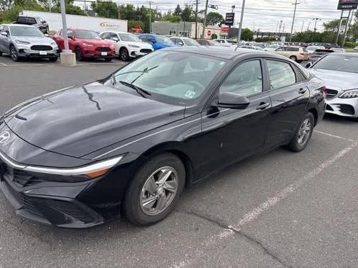 Black 2024 Hyundai ELANTRA SE