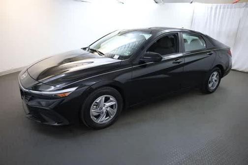 Black 2024 Hyundai ELANTRA SE