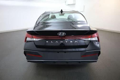 Black 2024 Hyundai ELANTRA SE