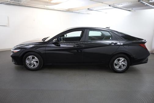 Black 2024 Hyundai ELANTRA SE