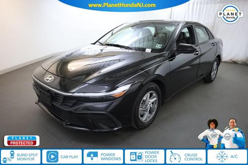 Black 2024 Hyundai ELANTRA SE