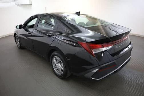 Black 2024 Hyundai ELANTRA SE