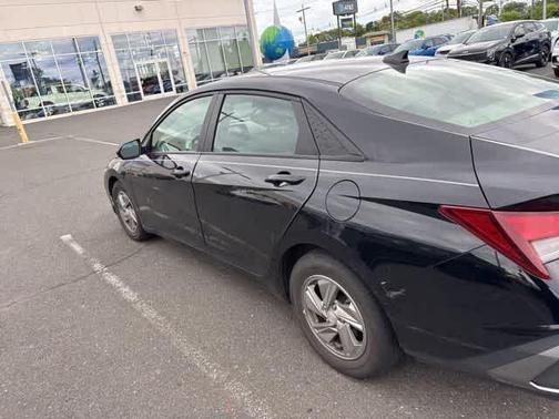 Black 2024 Hyundai ELANTRA SE