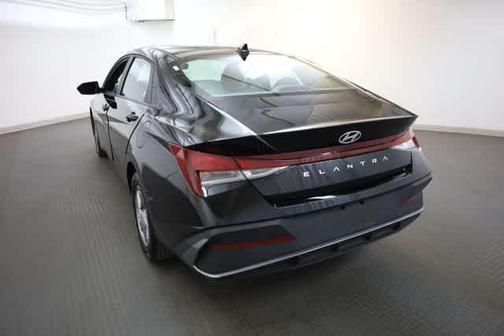 Black 2024 Hyundai ELANTRA SE