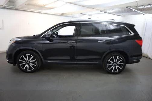 Crystal Black Pearl 2020 Honda Pilot Touring 7-Passenger