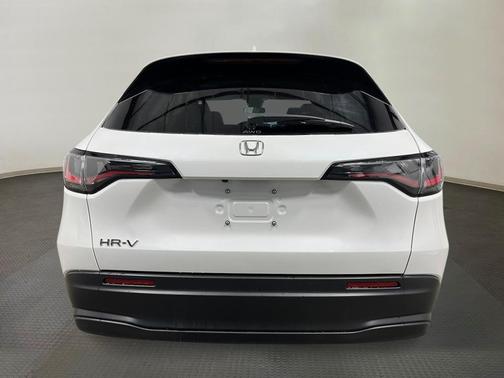 Platinum White Pearl 2026 Honda HR-V LX
