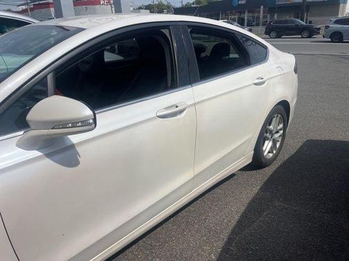 White 2014 Ford Fusion SE