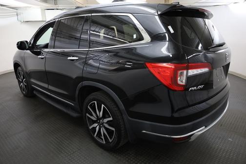 Crystal Black Pearl 2021 Honda Pilot Touring 7-Passenger