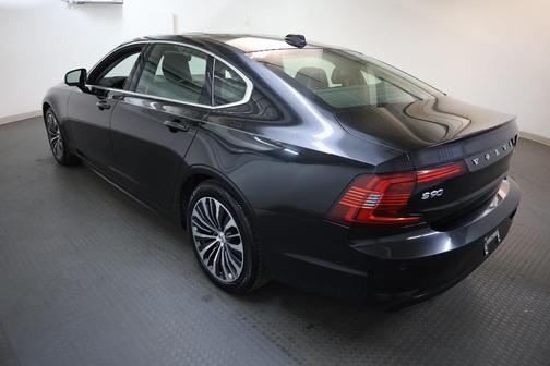 2022 Volvo S90 B6 Momentum