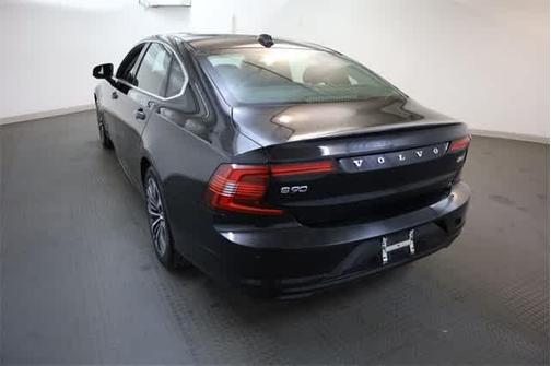 2022 Volvo S90 B6 Momentum