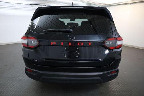 Crystal Black Pearl 2023 Honda Pilot LX