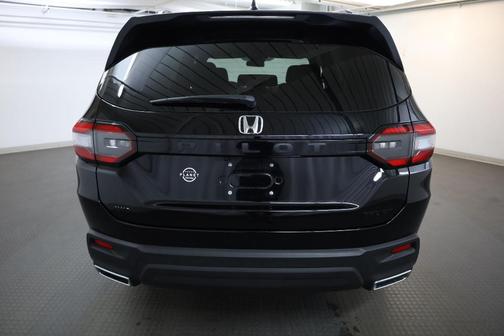 Crystal Black Pearl 2025 Honda Pilot Sport