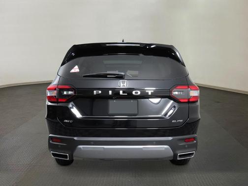 Crystal Black Pearl 2026 Honda Pilot Elite