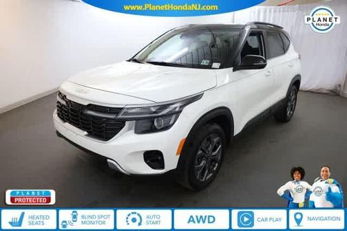 Clear White / Black Roof 2024 Kia Seltos S