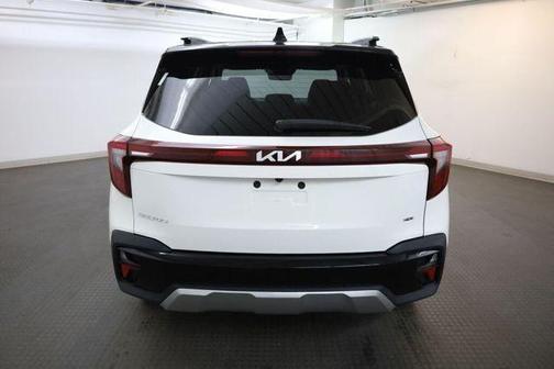 Clear White / Black Roof 2024 Kia Seltos S