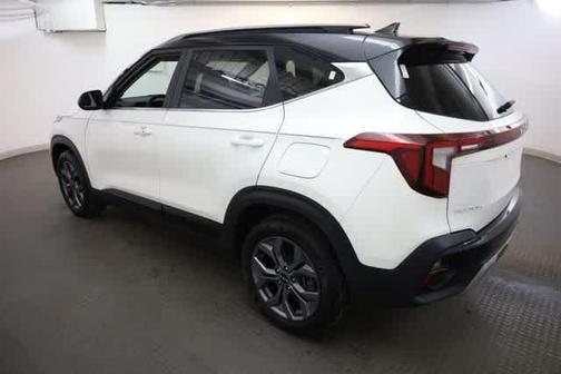 Clear White / Black Roof 2024 Kia Seltos S