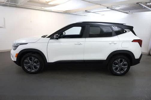 Clear White / Black Roof 2024 Kia Seltos S