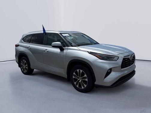 Celestial Silver Metallic 2023 Toyota Highlander XLE